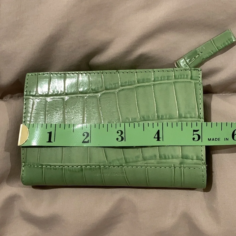 NWT w/defect.Wilson’s Bifold Wallet. Never used but has an area of cracking.‌‍‍‍